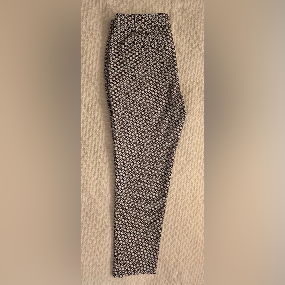 NWOT MICHAEL Michael Kors Black/White Daisy Print Cotton Stretch Pants. Size 10. - Picture 7 of 13